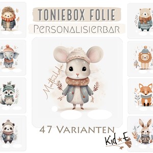 Könnte beinhalten: Ein Set mit 47 personalisierbaren Wintertier-Stickern für eine Toniebox. Die Sticker zeigen verschiedene Tiere, darunter einen Igel, einen Elefanten, einen Waschbär, einen Panda, eine Maus, einen Löwen, einen Fuchs und einen Hasen. Jedes Tier trägt eine Wintermütze und einen Schal und ist von Schneeflocken und winterlichem Laub umgeben. Der Text "Toniebox Folie Personalisierbar" ist oben im Bild zu sehen.