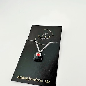 Collar con carta de amor / Joyas góticas para el día de San Valentín / Colgante con sobre negro / Collar de resina hecho a mano / Its Tiff Designs