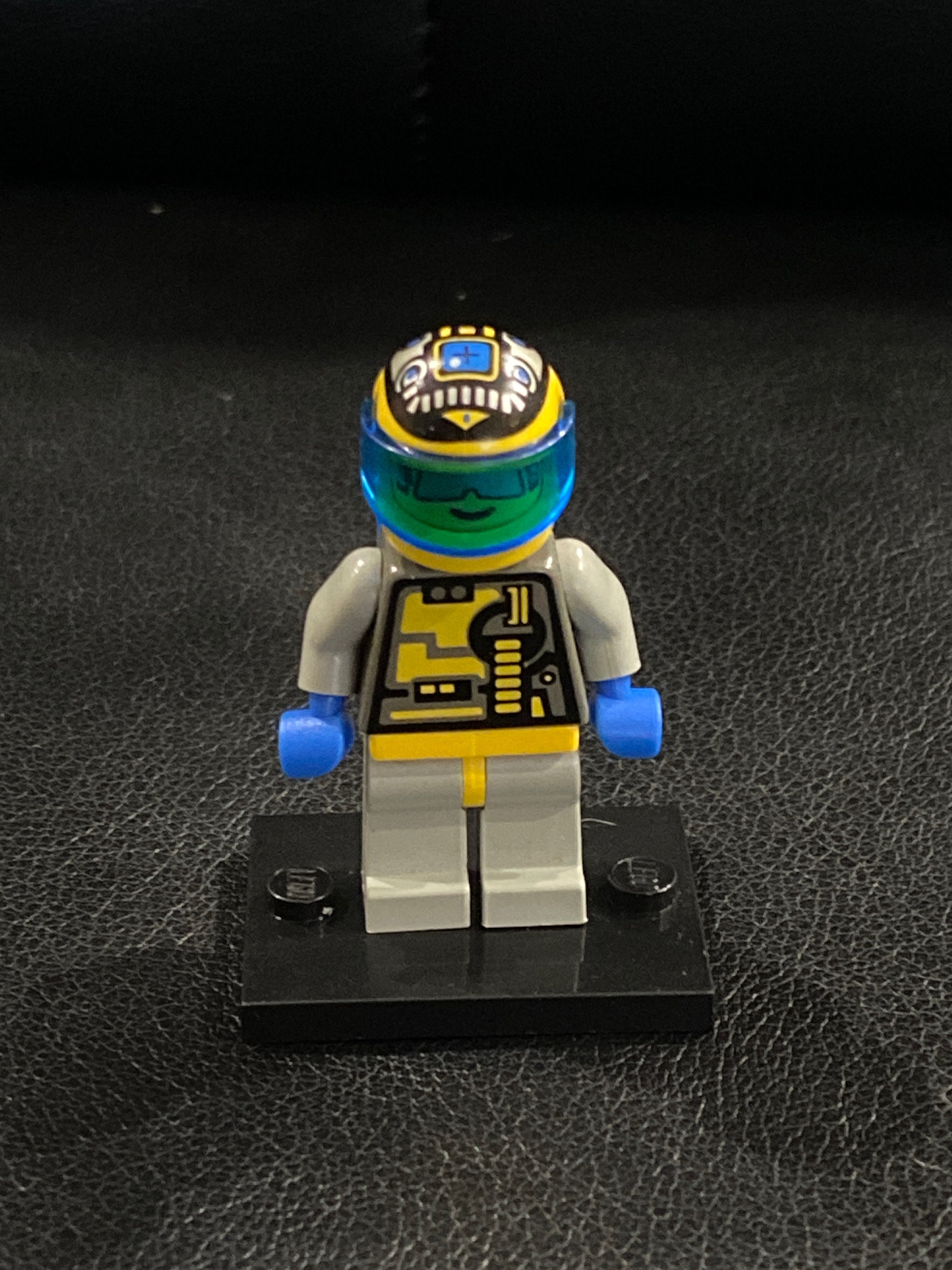 Sp049 LEGO® Unitron Chief Minifigure (sp049) - LEGO Space Minifigure ...