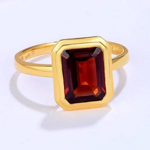 Anillo de granate natural de corte esmeralda de estilo vintage en oro macizo de 14 quilates | Anillo de regalo de Año Nuevo para mujeres / Piedra natal de enero