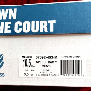 K&ouml;nnte beinhalten: Ein wei&szlig;er Schuhkarton mit den Worten "OWN THE COURT" in Blau auf der Oberseite. Der Karton ist mit dem Markennamen "K-SWISS" und der Schuhgr&ouml;&szlig;e "10.5" in US-Gr&ouml;&szlig;en gekennzeichnet. Das Schuhmodell ist "SPEED TRAC" und der Schuh wird als "LOW" und "MEN'S" beschrieben. Der Karton enth&auml;lt auch einen Barcode und den Text "MADE IN CHINA".
