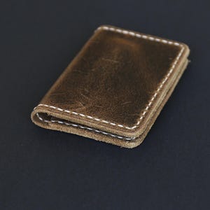 Handgefertigtes Leder Kartenetui aus Leder im Vintage-Look - Braune schlanke Brieftasche - Perfektes Geschenk für Männer - Kleine Lederbrieftasche