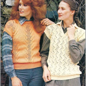 Könnte beinhalten: Zwei Frauen tragen ärmellose Strickwesten. Die Weste links ist pfirsichfarben mit einem Spitzenmuster. Die Weste rechts ist cremefarben mit einem Rautenmuster.