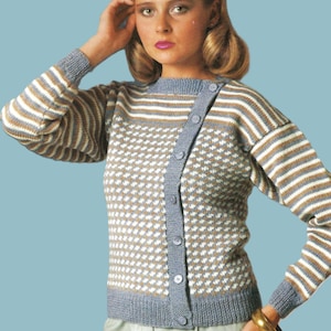 Könnte beinhalten: Ein blau-weiß gestreifter Pullover mit einem braunen und weißen geometrischen Muster. Der Pullover hat einen Knopfverschluss an der Seite.