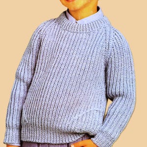 Op de afbeelding: Een lichtblauwe gebreide trui met een ronde hals en lange mouwen.