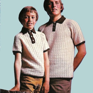 Può includere: Due persone indossano polo all'uncinetto color crema abbinate con colletti e finiture marroni. Una persona indossa pantaloncini di velluto a coste marroni e l'altra pantaloni a righe marroni. Lo sfondo è azzurro.