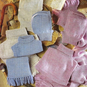 Pode incluir: Um conjunto de cinco cachecóis e lenços de malha em várias cores, incluindo bege, azul e rosa. Alguns dos itens têm detalhes de franjas. Os itens estão dispostos sobre uma superfície texturizada.