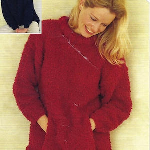 Puede incluir: Un suéter rojo de punto con cuello alto y un bolsillo en la parte delantera. El suéter está hecho de un hilo esponjoso y tiene un corte holgado. El texto "EASY KNIT DESIGN" es visible en la esquina superior derecha de la imagen.