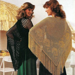 Può includere: Sono mostrati due scialli, uno nero e uno beige. Lo scialle nero ha un design a rete con frange. Lo scialle beige presenta un motivo floreale e frange. Entrambi gli scialli sono drappeggiati sulle spalle.