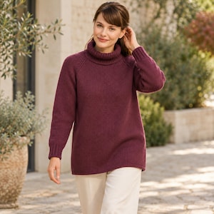 Può includere: Un maglione a maniche lunghe color bordeaux intenso, caratterizzato da un collo alto spesso e a coste, con polsini abbinati. Il capo in maglia presenta una vestibilità rilassata con maniche raglan e un orlo dritto, offrendo un aspetto strutturato.