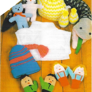 Puede incluir: Una colección de juguetes de punto que incluye un oso de peluche azul, una muñeca rosa, un gorro de rayas amarillas y blancas, un gorro de rayas azules y rosas, un par de guantes verdes y negros, un par de guantes rojos y blancos y una serpiente gris y marrón con lengua verde.