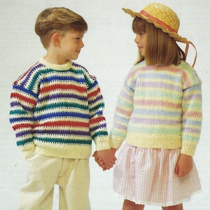 Könnte beinhalten: Zwei Kinder tragen gestreifte Pullover. Der Junge trägt einen blau-rot-grün-weiß gestreiften Pullover. Das Mädchen trägt einen pastellrosa-gelb-blau gestreiften Pullover. Das Mädchen trägt einen rosa-weiß karierten Rock und einen Strohhut.