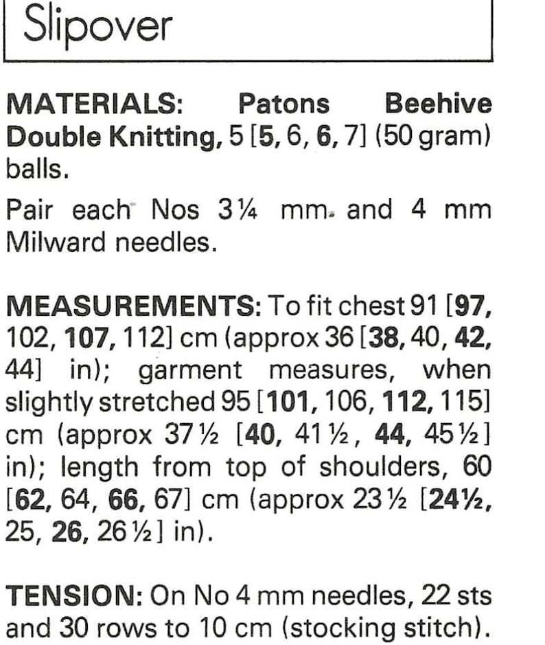 K&ouml;nnte beinhalten: Strickanleitung f&uuml;r einen Pullover aus Patons Beehive Double Knitting Garn. Das Muster enth&auml;lt Ma&szlig;e f&uuml;r Brustgr&ouml;&szlig;en von 91 bis 112 cm und L&auml;ngen von 60 bis 67 cm. Die Maschenprobe betr&auml;gt 22 Maschen und 30 Reihen auf 10 cm.