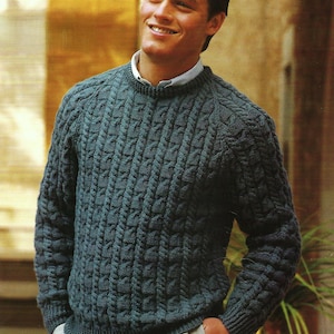 以下が含まれることがあります： クルーネックのダークブルーのケーブルニットセーター。セーターは柔らかく快適な素材で作られており、ゆったりとしたフィット感です。