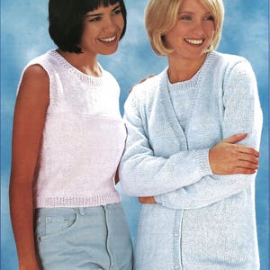 Puede incluir: Dos mujeres con tops y suéteres de punto. Una mujer lleva un top rosa sin mangas y vaqueros azul claro. La otra mujer lleva un suéter azul claro sobre un top a juego. El suéter tiene mangas largas y botones en la parte delantera.