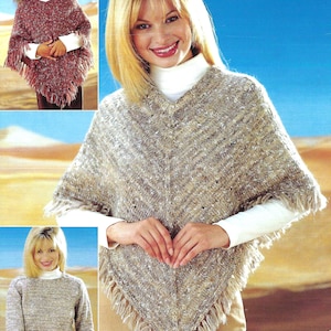 Könnte beinhalten: Ein gestrickter Poncho mit Fransen in Beige-, Braun- und Weißtönen. Der Poncho hat einen V-Ausschnitt und wird über einem weißen Rollkragenpullover getragen. Das Bild zeigt auch einen passenden Pullover und ein Kind mit einem ähnlichen Poncho.