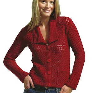 Peut inclure: Un cardigan rouge en crochet avec un col et trois boutons assortis. Le pull à manches longues présente un motif texturé et est associé à un jean bleu.