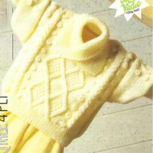 Könnte beinhalten: Ein gelber gestrickter Baby-Pullover mit einem Zopfmuster und einem Rollkragen. Der Pullover ist aus Magic Value Garn gefertigt und benötigt eine 100g-Knäuel.