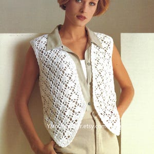 Peut inclure: Gilet en crochet blanc avec un ourlet festonné et un col en V. Le gilet est sans manches et présente un motif ajouré délicat.