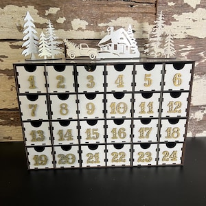 Grande calendario dell&#39;avvento in legno riutilizzabile per famiglie