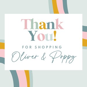 K&ouml;nnte beinhalten: Eine wei&szlig;e Karte mit dem Text "Danke!" in bunten Buchstaben und dem Text "F&uuml;r den Einkauf Oliver & Poppy" in handschriftlicher Schrift. Die Karte ist vor einem pastellblauen Hintergrund mit bunten regenbogenartigen B&ouml;gen platziert.