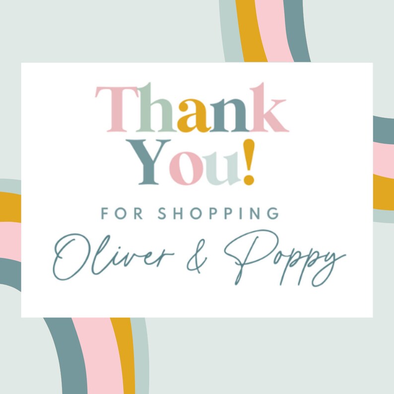 K&ouml;nnte beinhalten: Eine wei&szlig;e Karte mit dem Text "Danke!" in bunten Buchstaben und dem Text "F&uuml;r den Einkauf Oliver & Poppy" in handschriftlicher Schrift. Die Karte ist vor einem pastellblauen Hintergrund mit bunten regenbogenartigen B&ouml;gen platziert.