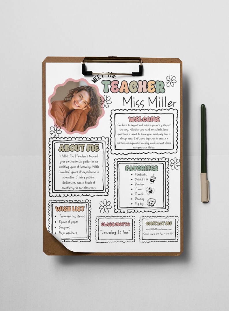 Pu&ograve; includere: Un poster di classe stampabile in bianco e nero "Incontra l'insegnante", con una foto di un insegnante, un elenco di preferiti, una lista dei desideri e un motto di classe. Il testo sul poster dice "Incontra l'insegnante, Miss Miller".