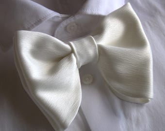 Papillon oversize in raso avorio: stile farfalla