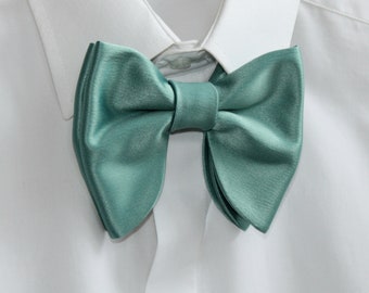 Papillon oversize in raso verde oceano: accessorio pre-annodato per lo sposo