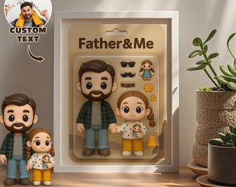 Puede incluir: Un juego de figuras de Padre e Hija con un padre y una hija, con accesorios adicionales. La figura del padre lleva una camisa a cuadros verdes y vaqueros azules. La figura de la hija lleva una camisa blanca con lunares negros y pantalones amarillos. El conjunto se muestra en un marco blanco.