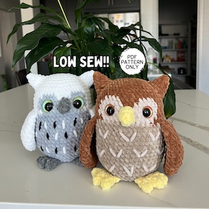 Może przedstawiać: Dwie pluszowe sowy wykonane na szydełku. Jedna sowa jest biała z szarymi akcentami, a druga brązowa z beżowymi akcentami. Sowy mają duże, okrągłe oczy i żółte dzioby. W obrazie widoczny jest tekst "LOW SEW!!" i "PDF PATTERN ONLY".