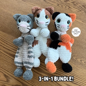 Puede incluir: Tres juguetes de peluche para gatos en gris, marrón y blanco, y naranja y blanco. Cada gato tiene ojos grandes, nariz rosa y bigotes negros. El texto "3-IN-1 BUNDLE!" está en la parte inferior y "PDF PATTERN ONLY" a la derecha.