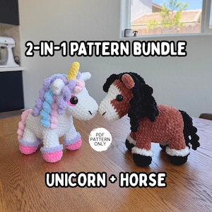 Może przedstawiać: Dwa pluszowe zwierzęta szydełkowe: biały jednorożec z żółtym rogiem i brązowy koń z czarną grzywą. Jednorożec ma tęczową grzywę i różowe kopyta. Koń ma białą twarz. Tekst brzmi "2-IN-1 PATTERN BUNDLE" i "UNICORN + HORSE".