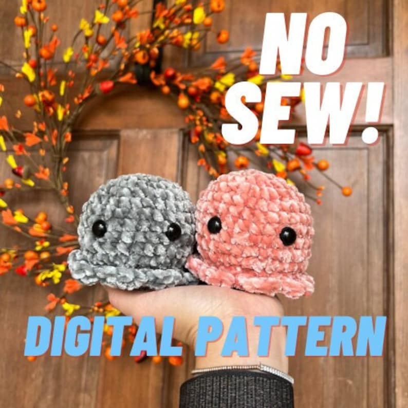 Op de afbeelding: Twee gehaakte octopus knuffels, &eacute;&eacute;n grijs en &eacute;&eacute;n roze, met zwarte ogen. De knuffels worden in een hand gehouden met de tekst "NO SEW! DIGITAL PATTERN" eronder.