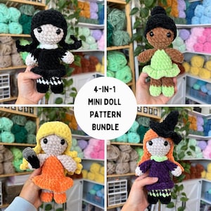 Op de afbeelding: Een 4-in-1 Mini Doll Pattern Bundle met vier gehaakte poppen. De poppen zijn onder andere een meisje in een zwarte jurk, een meisje in een groene jurk, een meisje in een oranje jurk en een heksenpop. De poppen worden gepresenteerd tegen een achtergrond van garen.