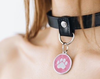 Gargantilha/coleira de couro artesanal personalizada para brincadeiras com gatinhos (132 variações de cores, ferragens sem níquel, preço único para todos os tamanhos)