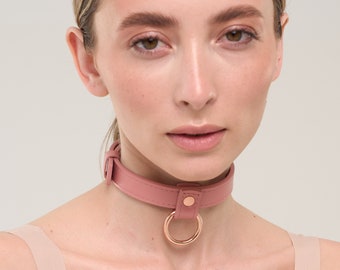 Collar discreto personalizado de cuero rosa hecho a mano para uso público con anillo en O (792 variaciones de color, herrajes sin níquel, UN PRECIO para todos los tamaños)
