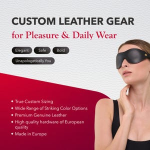Pu&ograve; includere: Una benda per gli occhi in pelle nera con dettagli dorati &egrave; raffigurata. Il testo recita "CUSTOM LEATHER GEAR for Pleasure & Daily Wear". Ulteriori testi evidenziano caratteristiche come taglie personalizzate, opzioni di colore e pelle premium.