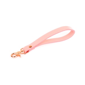 Handgefertigte kurze Hundeleine aus Rosa Leder (72 Farbvariationen, nickelfrei überzogene Kleinteile)