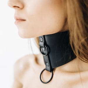 Handmade Black leather custom posture collar for man and woman (792 color variations, nicklel-free fitting)