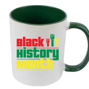 Puede incluir: Taza de cerámica blanca con interior y asa verdes. La taza presenta el texto "Black History Month" en rojo, verde y amarillo, junto con gráficos de puños. Un regalo perfecto para celebrar la historia negra.