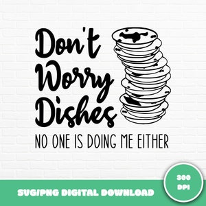 Może przedstawiać: Czarno-biały projekt graficzny z tekstem "Don't Worry Dishes No One Is Doing Me Either". Grafika przedstawia stos brudnych naczyń z resztkami jedzenia.