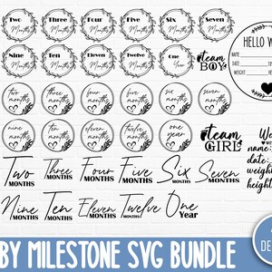 Pu&ograve; includere: Design SVG in bianco e nero per i traguardi del bambino. I design includono ghirlande con numeri e testo per ogni mese, oltre a design "Team Boy" e "Team Girl". Ci sono anche due design vuoti per registrare il nome, la data, il peso e l'altezza del bambino.