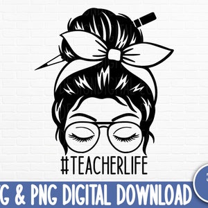 Puede incluir: Ilustraci&oacute;n en blanco y negro de una mujer con un mo&ntilde;o desordenado, gafas y un l&aacute;piz detr&aacute;s de la oreja. El texto "#teacherlife" est&aacute; debajo de la ilustraci&oacute;n.
