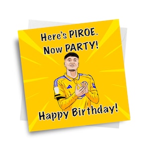 Pode incluir: Um cartão de aniversário amarelo com uma ilustração de desenho animado de um jogador de futebol. O cartão diz "Here's PIROE. Now PARTY! Happy Birthday!"