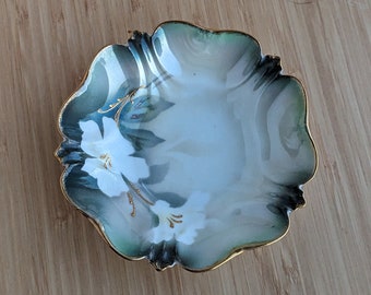 Antique dogwood hand painted dessert dish, white flowers with golden details and a sage green background, Prussian, RS Germany