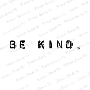 Può includere: Sfondo bianco con la scritta "BE KIND" in grassetto, in nero. Le lettere hanno uno stile giocoso, leggermente arrotondato, con un design unico sulla lettera "K". La frase è centrata.
