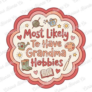 Op de afbeelding: Een retro-stijl grafische afbeelding met de tekst "Most Likely To Have Grandma Hobbies" in een gelaagd, geschulpt ontwerp. Het ontwerp bevat illustraties van een bol wol, een gieter, een palet, een boek en tuinstoelaars.