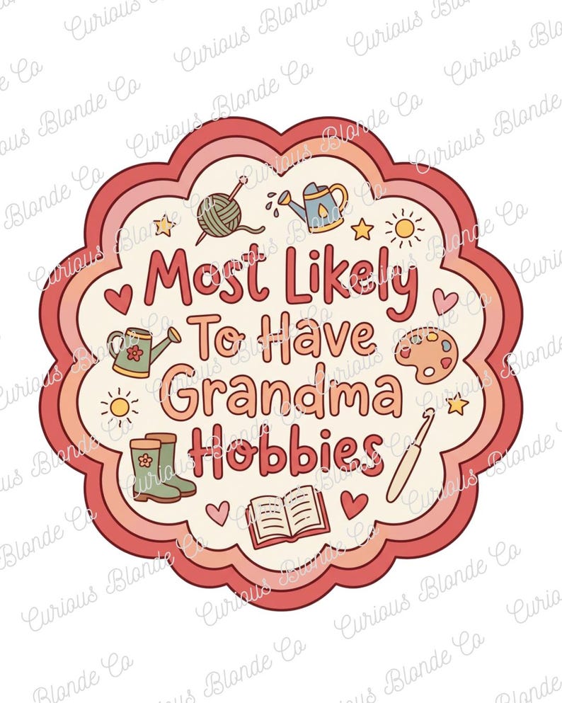 Op de afbeelding: Een retro-stijl grafische afbeelding met de tekst "Most Likely To Have Grandma Hobbies" in een gelaagd, geschulpt ontwerp. Het ontwerp bevat illustraties van een bol wol, een gieter, een palet, een boek en tuinstoelaars.