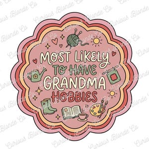 Op de afbeelding: Een roze sticker in retrostijl met de tekst "MOST LIKELY TO HAVE GRANDMA HOBBIES." Het ontwerp bevat illustraties van breien, tuinieren, lezen en schilderen, met een golvende, gelaagde rand. Een leuk cadeau voor grootmoeders.